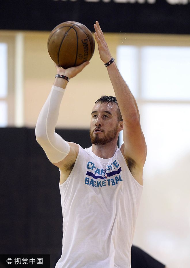 德甲赛程吃紧；夏洛特黄蜂冲刺阶段战术微调；引发热议；轮换策略成焦点 