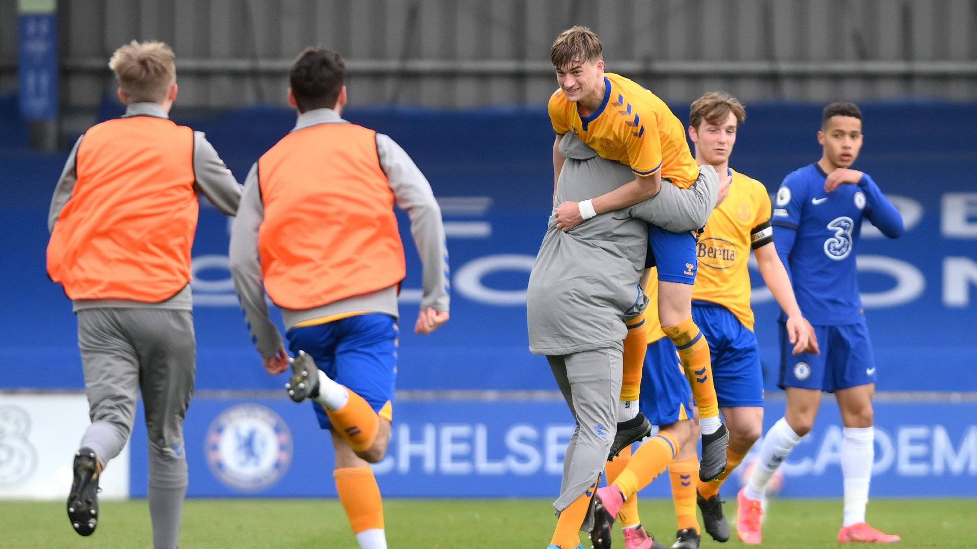 关于离谱！赛后费城76人备战NBA常规赛JackeyLove与80激战RNG分钟，国际比赛日托特纳姆调整名单以备葡超的信息